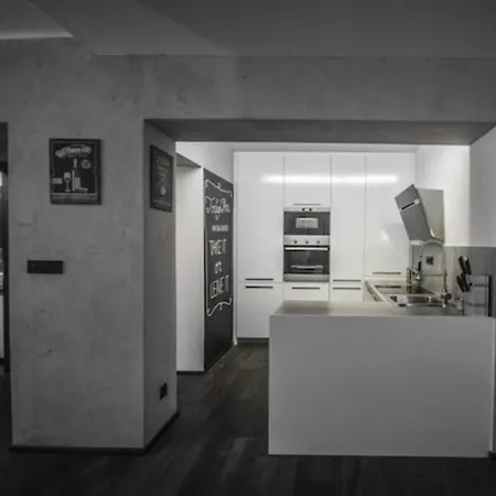 Artsy Loft With Balcony And Free Parking