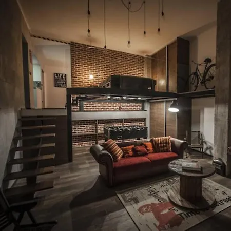 Artsy Loft With Balcony And Free Parking 아파트 *