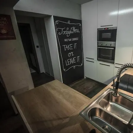 Artsy Loft With Balcony And Free Parking דירה *