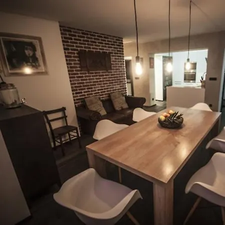 Artsy Loft With Balcony And Free Parking דירה