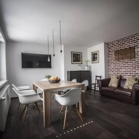 Artsy Loft With Balcony And Free Parking דירה