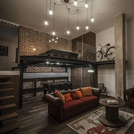 Artsy Loft With Balcony And Free Parking 아파트 *