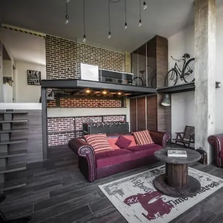 Artsy Loft With Balcony And Free Parking 아파트
