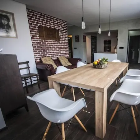 아파트 Artsy Loft With Balcony And Free Parking 류블랴나